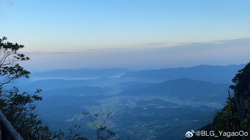 翻过这座山 准备在韩国听到全华班的故事！gao书记带BLG战旗登山