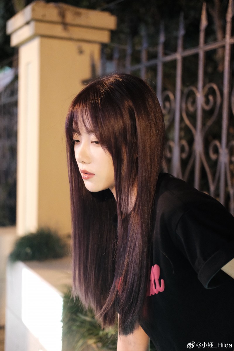 解说小钰晒照：妹妹说紫色很有韵味~