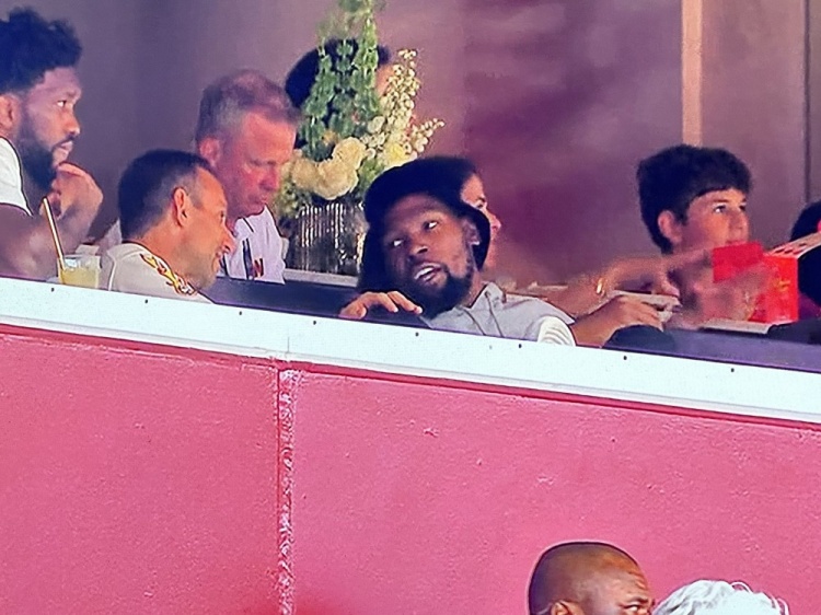 【万博NBA】?超级体育迷!杜兰特今日与恩比德一同现场观看NFL比赛