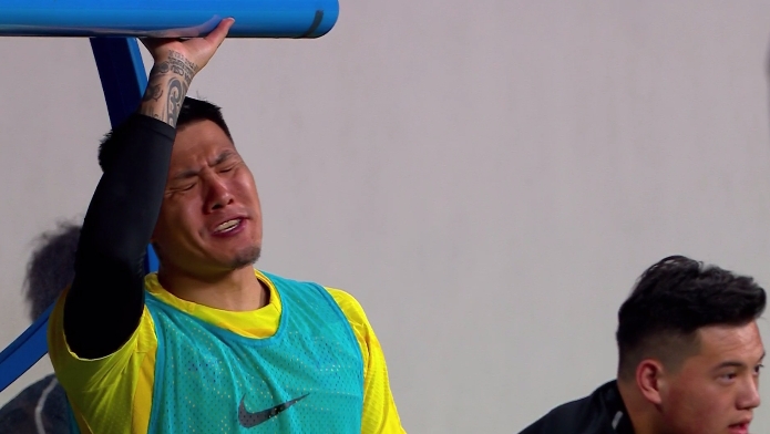 【万博足球】没眼看?颜骏凌遭对手世界波破门,替补席上的王大雷戴上痛苦面具