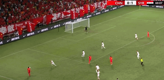 【万博足球】?快哭了?!李磊传中暴击对手裆部?对方痛苦跪地+表情挣扎