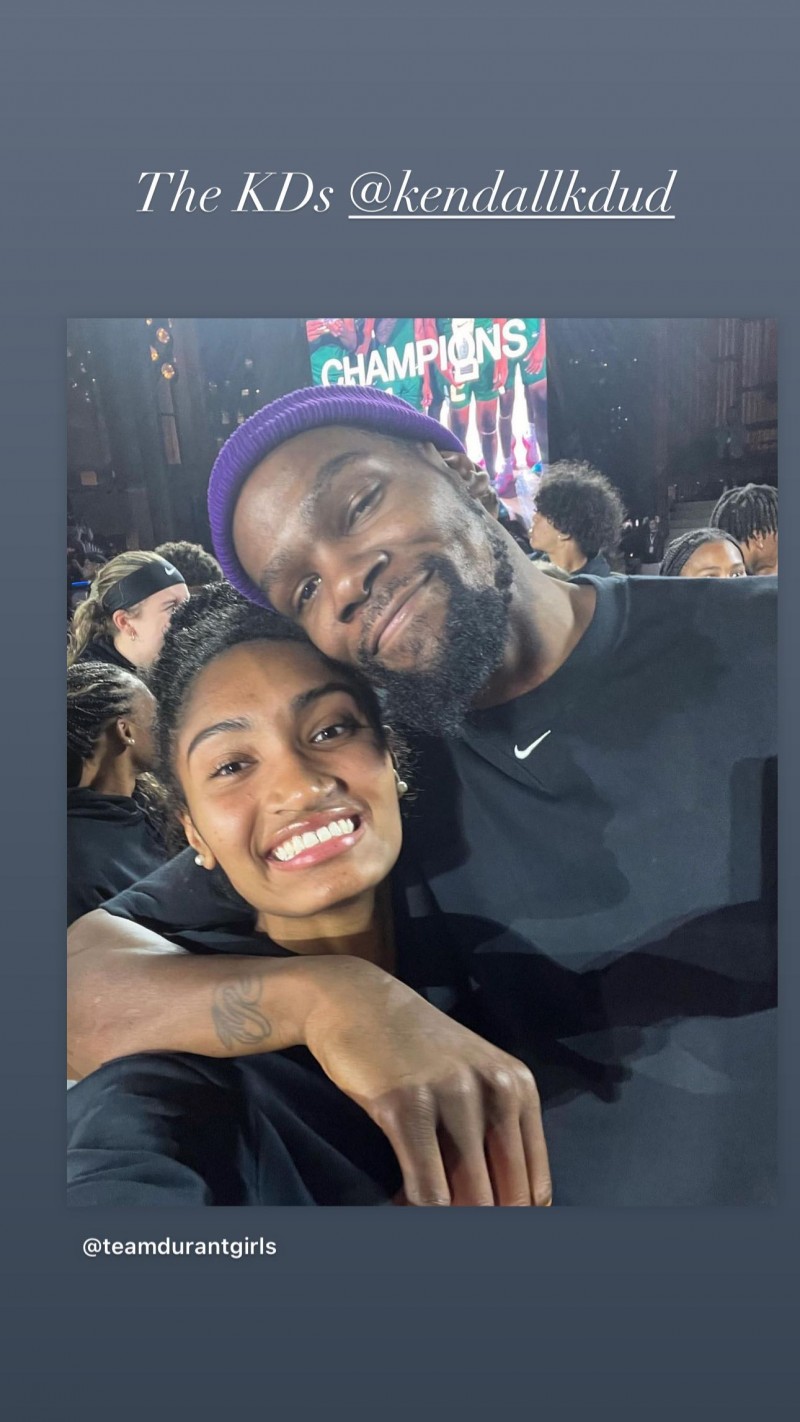 【万博NBA】?杜兰特参加世界篮球节 和旗下女高中生亲密合影