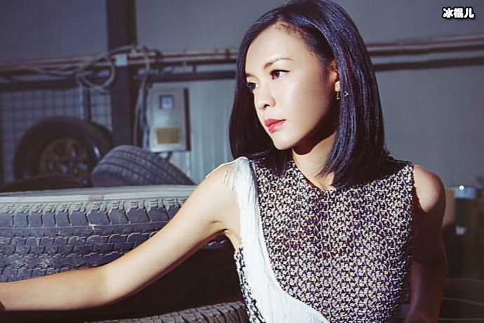 李艾产后晒自拍健身照腹肌轮廓明显，网友：明星保持身材果然不一般