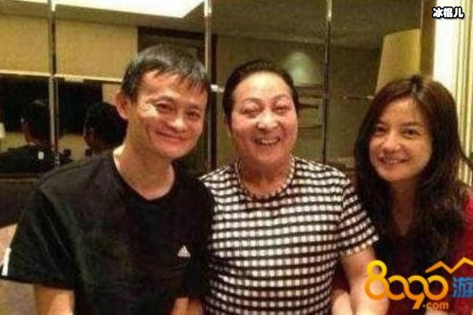 赵薇中年不惧年龄压力，街拍秘诀终于公开了