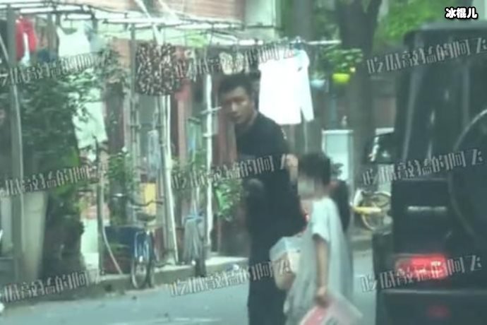 文章接女儿放学一个举动尽显父爱，网友感叹怎么不做个好丈夫