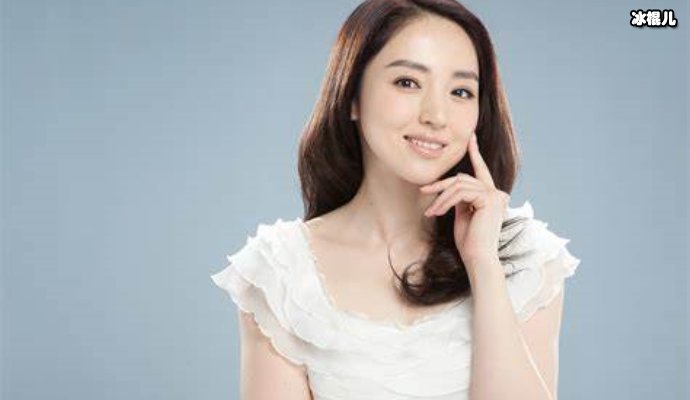 工作室分享董璇日常视频百忙中陪伴女儿，女儿继承其优良基因