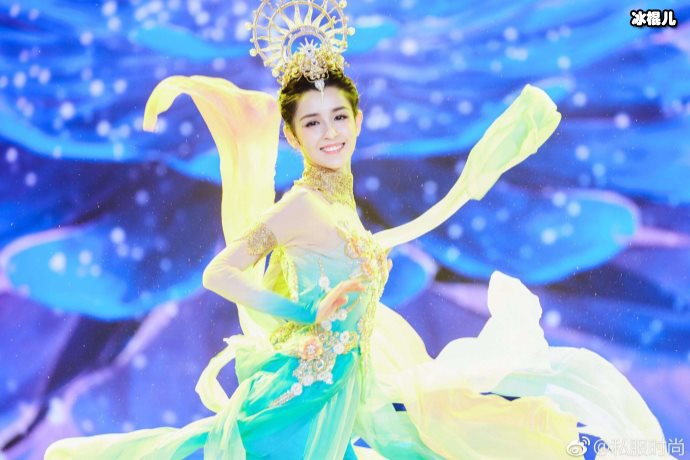 哈妮克孜称自己不是美女，长相“普通”的太特别