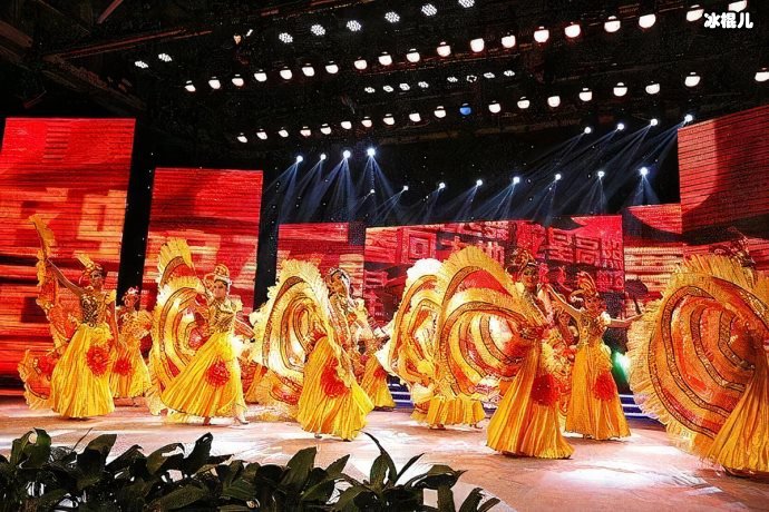 河南春晚总导演回应节目出圈，传统风华熏陶叫人大开眼界