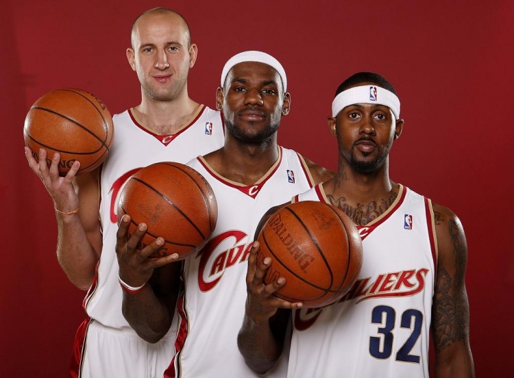 【万博NBA】2K24经典球队之06-07骑士:詹姆斯97 大Z82 拉里-休斯81 瓦莱乔77