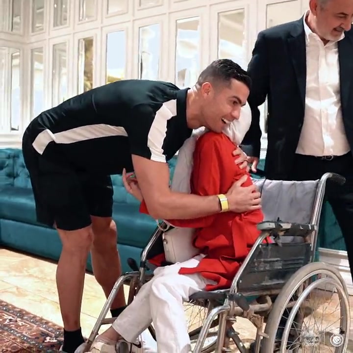 【万博足球】美好的画面!利雅得胜利官方:C罗与伊朗瘫痪画家见面