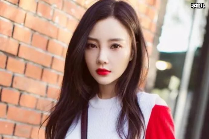 【万博娱乐】李小璐离婚被家族孤立？为爷爷庆生躲角落玩手机未见甜馨