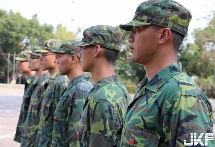 我的男友是軍人！萌妹超期待假日運動&#8230;「半透明挑逗作戰」卻慘GG！
