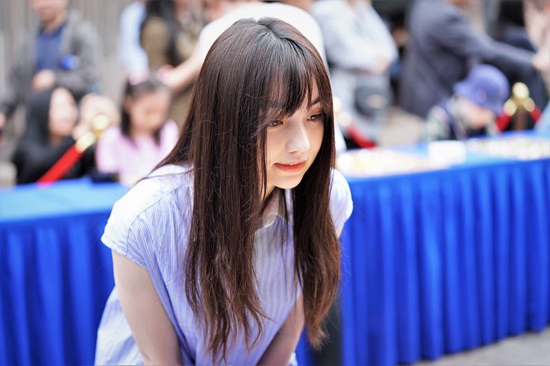 【万博娱乐】圍棋正妹黑嘉嘉「1打100」對戰切磋　自帶仙氣「美出新高度」網讚：千年一遇無誤