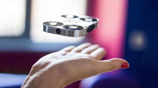 【万博娱乐】自拍棒OUT！會飛行的拍照無人機《AirSelfie》開啟自拍新境界 精準抓住美好一瞬間