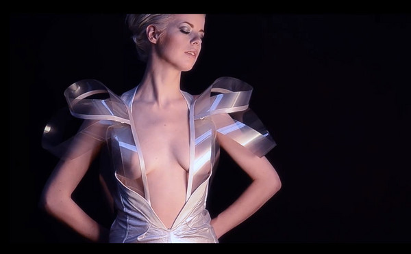 【万博娱乐】工口「透明衣」問世，妹子一激動裙子就會消失！