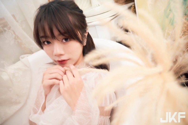 【万博娱乐】大眼甜心「優里Yuri」甜蜜約會時光，夢幻薄紗「深溝若隱若現」！