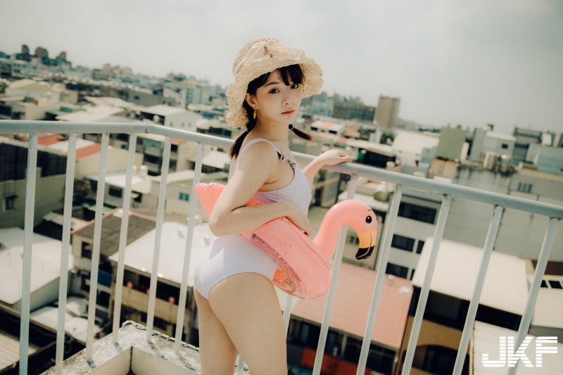 【万博娱乐】翹臀美乳大方露！電眼美少女「倩倩」性感連身泳裝好想和她一起玩水！