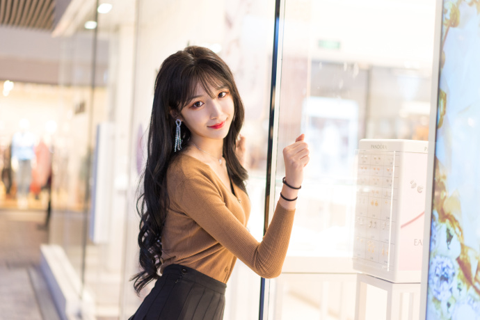 【万博娱乐】長腿妹大尺度「開腿熱舞」狂露該邊線　卸妝後真相卻讓人崩潰