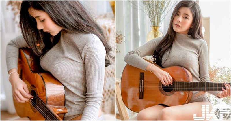 【万博娱乐】「清純大奶吉他妹」在家不穿褲！「白皙美腿」配奶夾吉他的畫面好誘人！