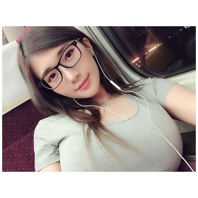【万博娱乐】台灣處處是美景！火車上「巨乳正妹」自拍畫面好衝擊，乳量把鏡頭擠得好滿啊！