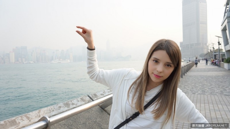 【万博娱乐】混血正妹求ps太陽在手裡　不能免俗的被惡搞啦！
