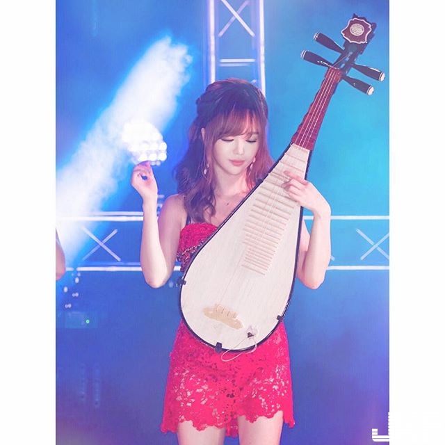 【万博娱乐】E罩杯琵琶手正妹「丘涵」，巨乳撐琵琶，畫面波濤洶湧，觀眾也不自覺跟著「乳動」！