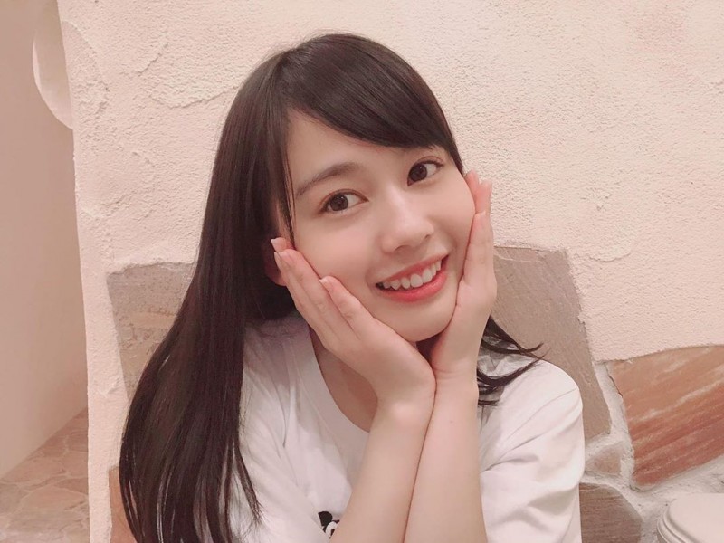 【万博娱乐】日本格鬥節目驚見「超萌舉牌正妹」水嫩感無敵　繽紛「櫻桃小嘴」讓人超想親下去