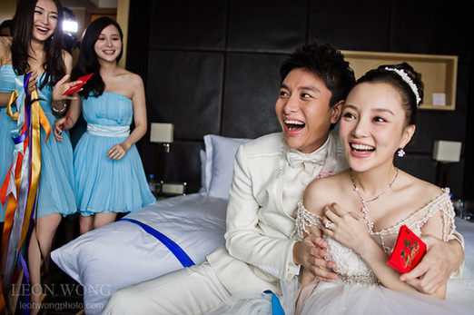 【万博娱乐】婚禮玩很大！妻子被多名男子扒光光，老公笑呵呵