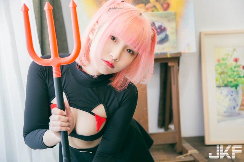 【万博娱乐】二次元少女「咖咖」挖空爆乳服辣到翻，超深事業線瞬間把你征服！