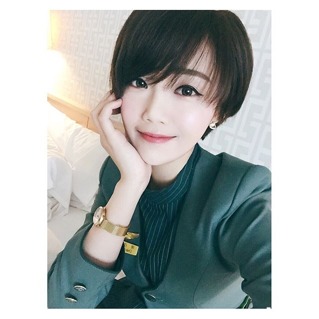 【万博娱乐】長榮空姐各個都是「隱乳系正妹」，甜美短髮搭配海邊比基尼嫩乳，乳照實在美到太犯規！