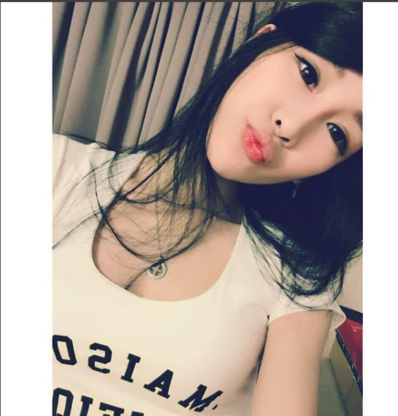 【万博娱乐】細腰嫩乳妹「佳佳」，還有一雙會笑的眼睛，仔細一神，原來是一位「機場警察」啊！