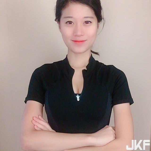 【万博娱乐】緊到不行！超緊身運動衣把妹子身材看得一清二楚，上半身「雄偉長輩」被擠得喘不過氣…