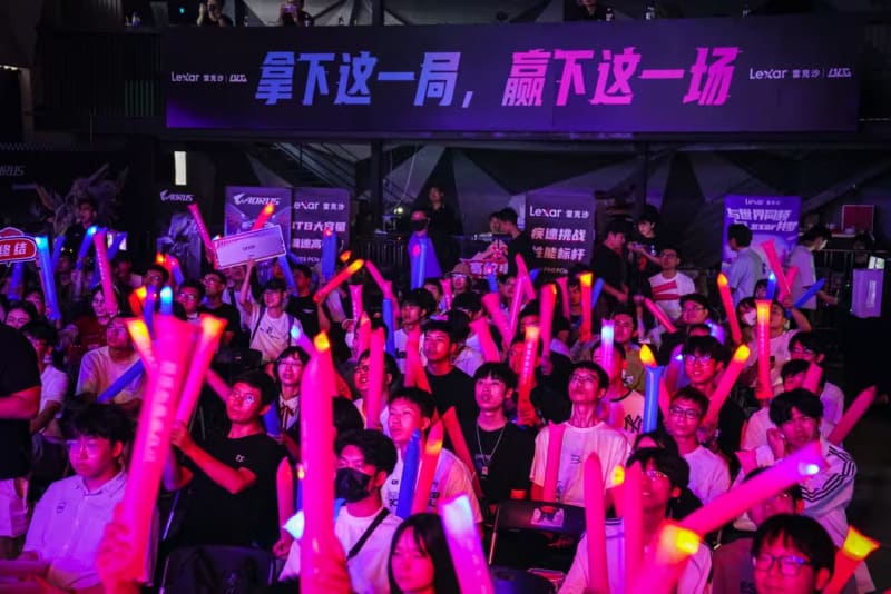 【万博体育】电竞比赛中的临场调整信号解析:从战术变化到心理博弈