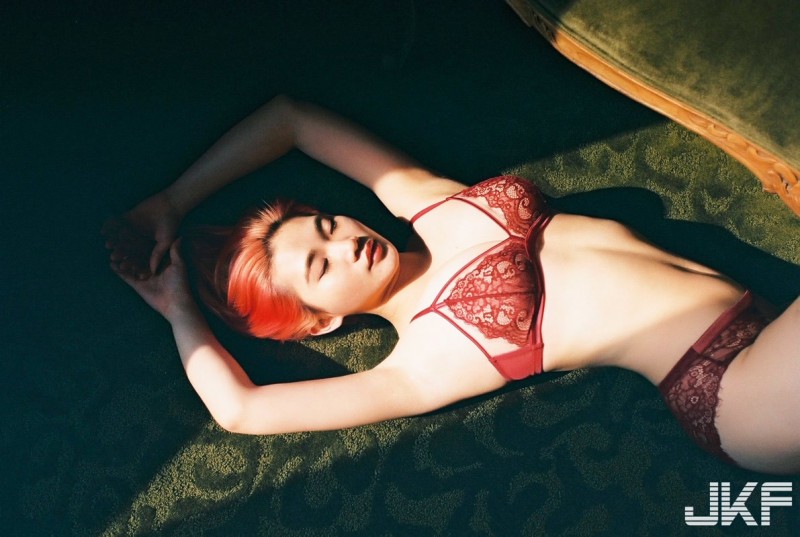 【万博娱乐】紅髮辣模「Dolly」的撩人胴體誘惑，「蕾絲爆乳內衣」視覺超挑逗！