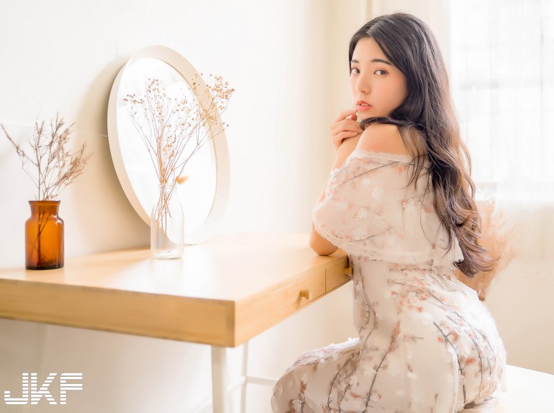【万博娱乐】清新甜美小公主「瑀彤 Shirley」，碎花洋裝裡「曼妙曲線」若隱若現！