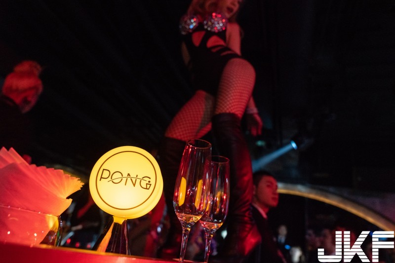 【万博娱乐】嗨到不想回家！JKF X PONG Taipei 豪乳轟炸，女郎、舞團貼身互動讓人心跳加速！