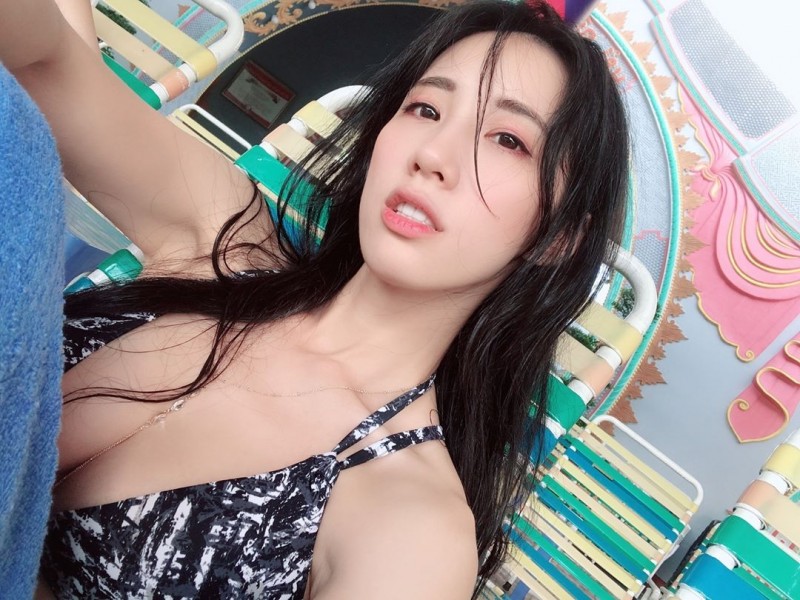 【万博娱乐】瑤瑤潛水乳貼泳池「水滴型核彈奶」角度超邪惡　網驚呼：根本逼死教練啊