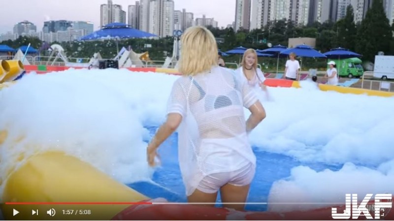 【万博娱乐】「粉絲視角」讓人看了臉紅心跳，「熱褲濕透」緊貼讓網友暴動喊：想跳水！
