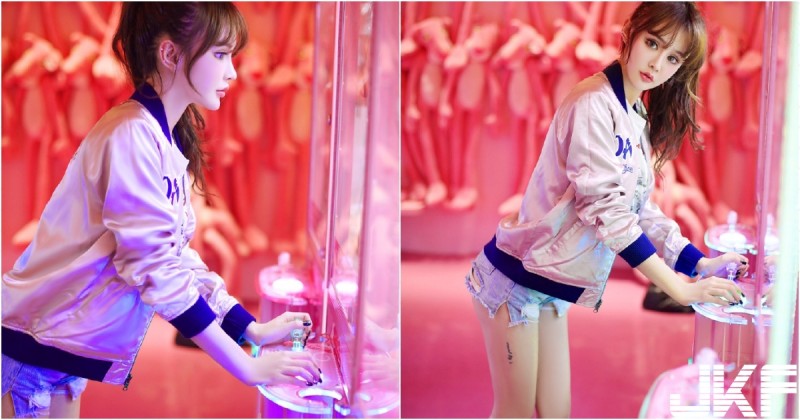 【万博娱乐】「甜美萌妹Cheryl」性感熱褲挑戰夾娃娃機，光是那張蘿莉臉就讓人想幫她包台啦～