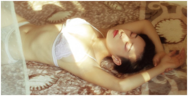【万博娱乐】私藏的「房間女孩」！青春胴體配上透膚蕾絲，就是少女最致命的武器！