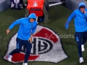 【万博足球】博卡出道的帕雷德斯小跳步避开踩到河床队徽