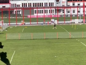 【万博足球】记者:格雷罗今天到拜仁训练基地单独训练,加强体能和状态