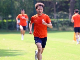 【万博足球】为备战9月份密集赛事,泰山队今日加大训练量,进行了一天两练