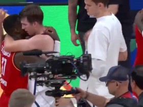 【万博NBA】场下好兄弟!前湖人队友里夫斯与施罗德赛后拥抱致意?