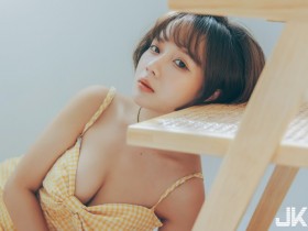【万博娱乐】大眼甜心「倩倩」的午茶時光!小洋裝挺「渾圓美乳」令人食指大動!