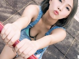 【万博娱乐】太正了!「地方的公園」驚見正妹「著內衣玩單槓」好胸猛!路人都不知道眼睛該擺哪啦~