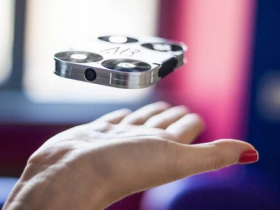 【万博娱乐】自拍棒OUT!會飛行的拍照無人機《AirSelfie》開啟自拍新境界 精準抓住美好一瞬間