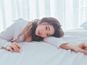 【万博娱乐】巨乳辣模「Dolly」的超兇床前福利,「渾圓胸型」視角超清楚!