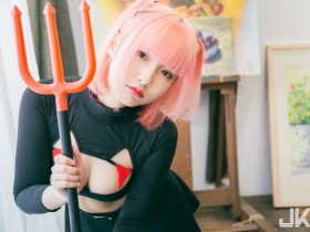 【万博娱乐】二次元少女「咖咖」挖空爆乳服辣到翻,超深事業線瞬間把你征服!