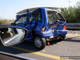 【万博娱乐】遇到車禍發生時,為何不要立刻去救車裡的人?原來大家都容易忽略這種危險情況!